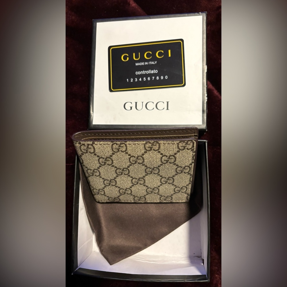 Men’s Gucci GG Bifold Wallet